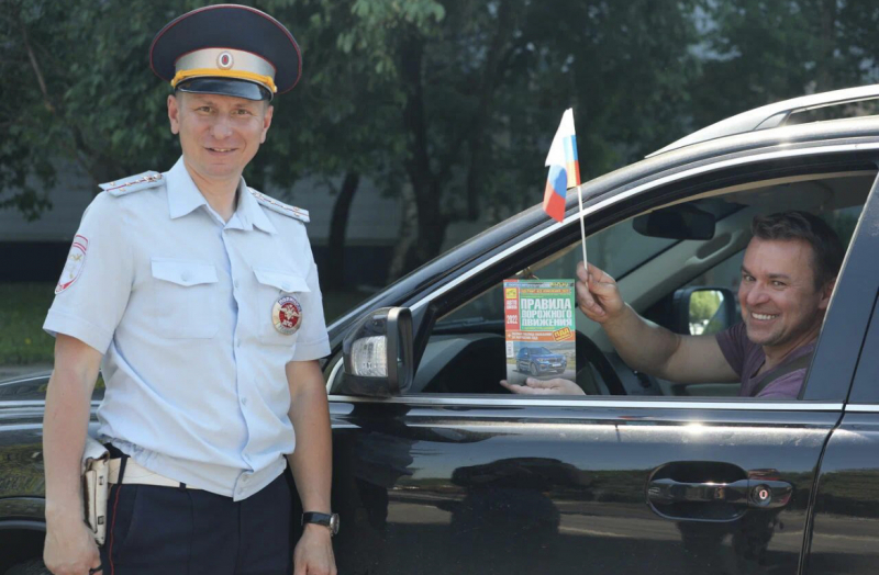 Сотрудники ГИБДД и представитель Общественного совета при УВД по ЮЗАО рассказали детям о правилах безопасного поведения в период летних каникул