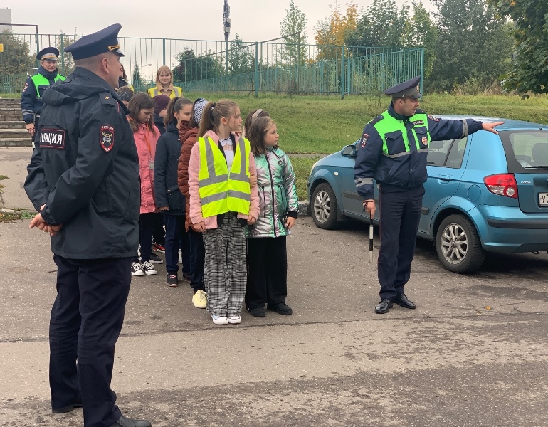 Автоинспекторы Юго-Западного округа Москвы показали ученикам безопасный маршрут в школу