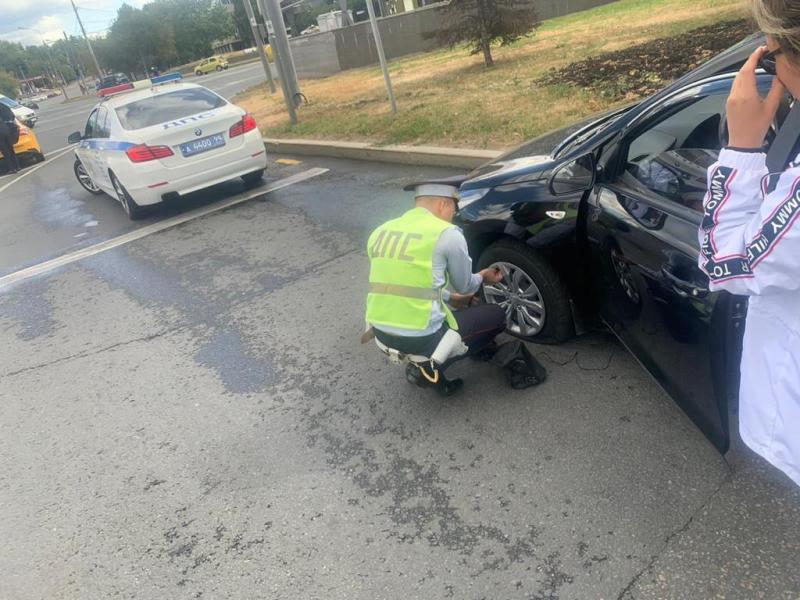 Сотрудники ГИБДД на юго-западе столицы помогли автоледи заменить спущенное колесо